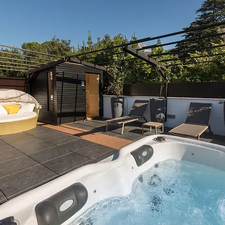 Merangardenvilla Adults Only מלון דירות 4*